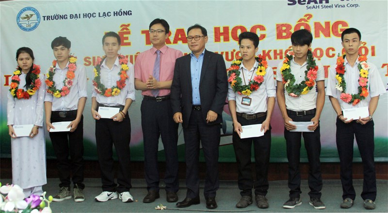 Công ty TNHH Thép SeAH VN trao học bổng