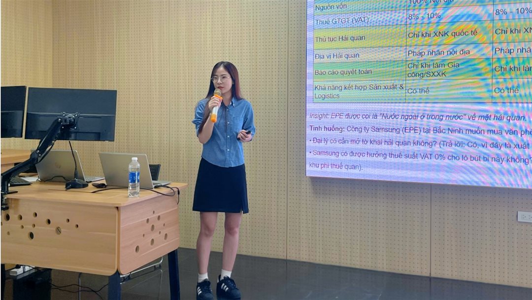 Diễn giả doanh nghiệp chia sẻ quy trình thực hiện hợp đồng xuất khẩu tại doanh nghiệp FDI chế xuất.