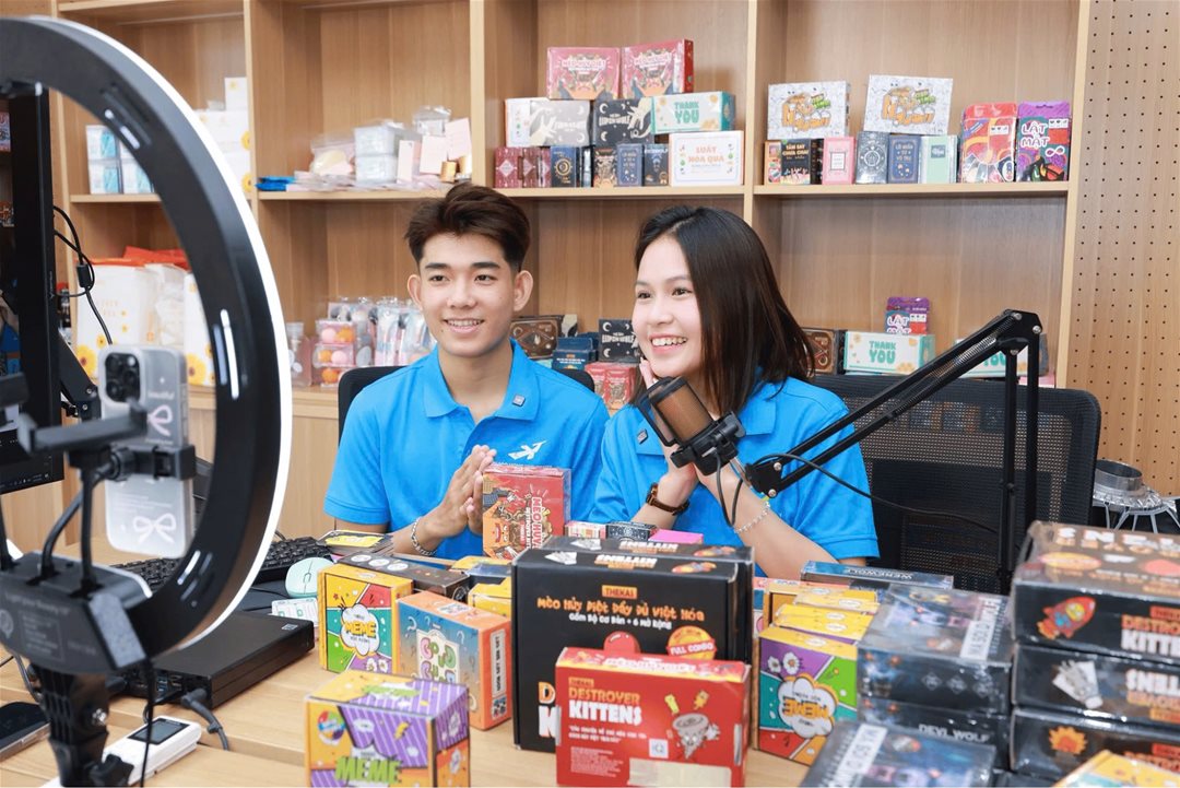 From Dong Nai ceramics to Lac Hong Ecommerce Lab – Students doing real business