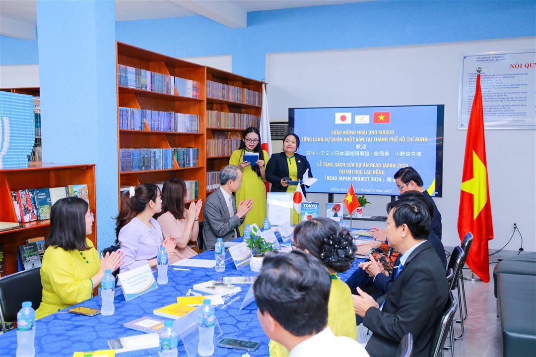 LHU nhận sách từ Tổng Lãnh sự quán Nhật Bản tại TP.HCM