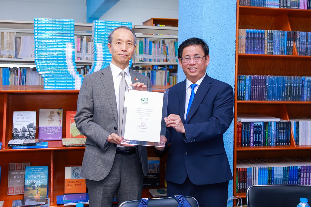 LHU nhận sách từ Tổng Lãnh sự quán Nhật Bản tại TP.HCM